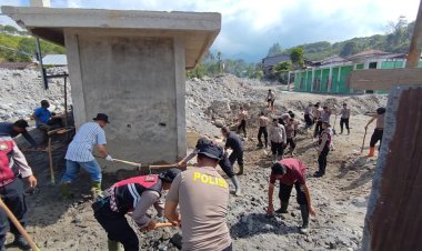 Bersihkan Rumah Allah Pascabanjir, Polri dan Warga Bener Meriah Gotong Royong Siapkan Meunasah Sambut Ramadan